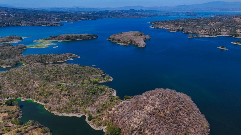 Lago de Suchitlán en Suchitoto, El Salvador.