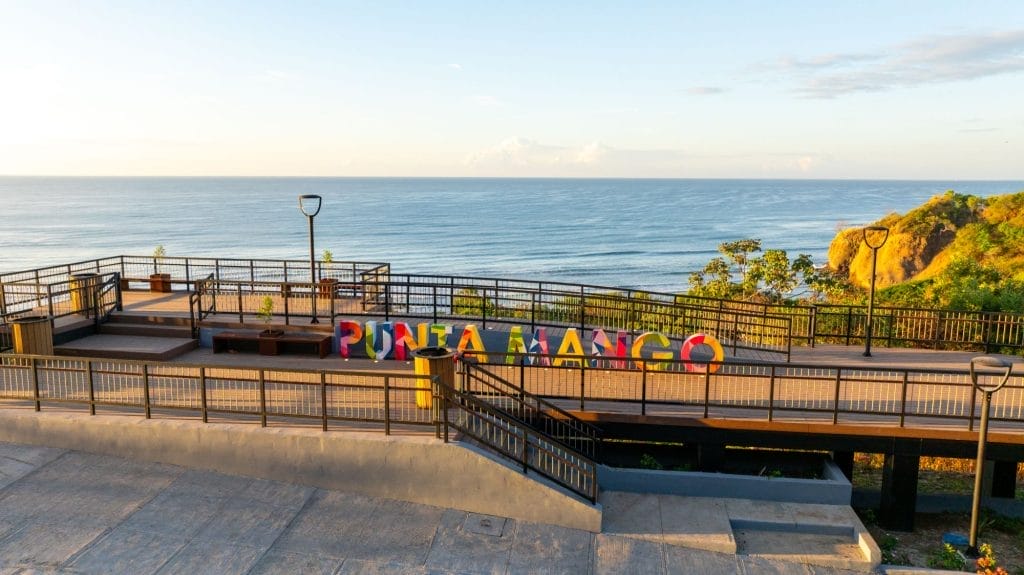 Mirador en Carretera a Punta Mango, SurfCity2 El Salvador.